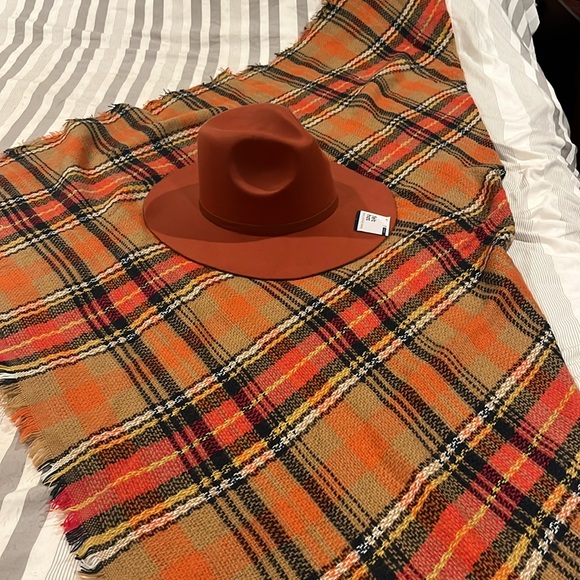 Gorgeous hat and wrap set. Perfect for fall. Hat NWT - Picture 4 of 4